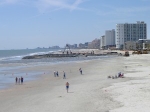 Enjoyment of the beach continues while the nourishment takes place (19 March 2008)